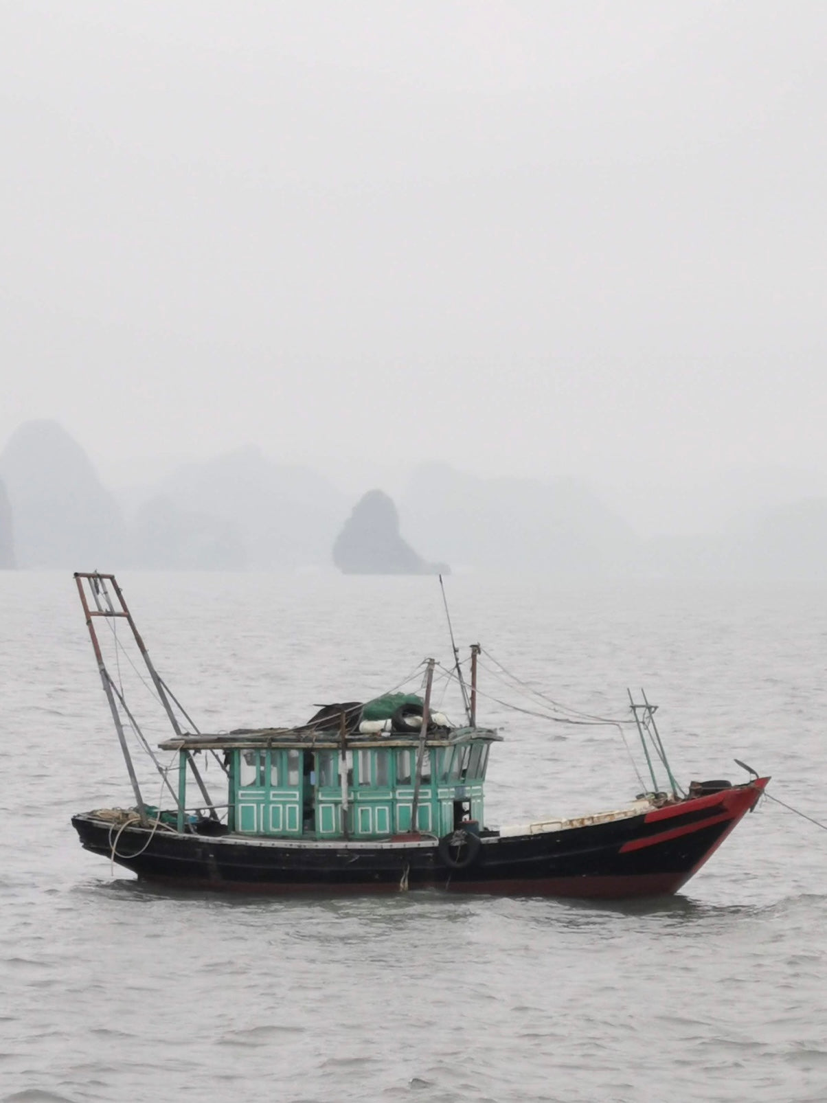 Fiskerbåd, Ha Long Bay - håndlavet linoleumstryk (vælg farve)