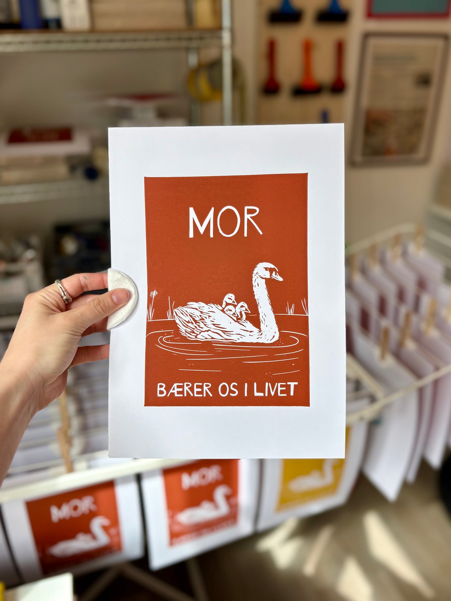 Mor - håndlavet linoleumstryk (vælg farve)