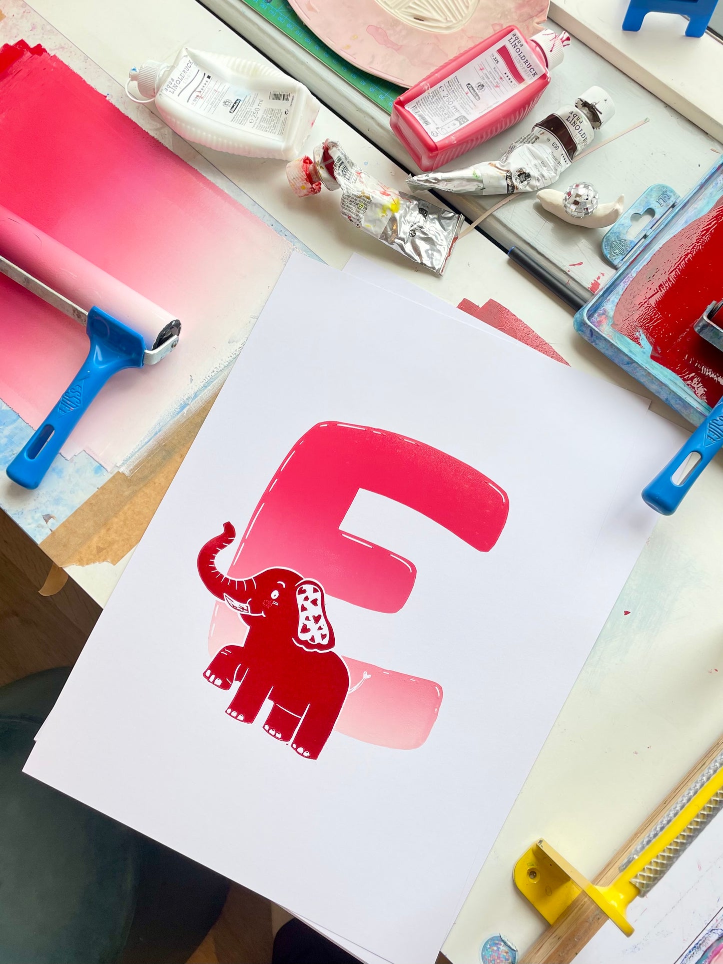 ‘E’ bogstavsplakat - håndlavet linoleumstryk (vælg farve)