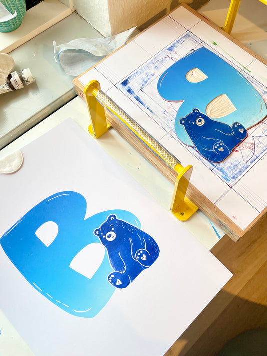 'B' bogstavsplakat - håndlavet linoleumstryk (vælg farve)