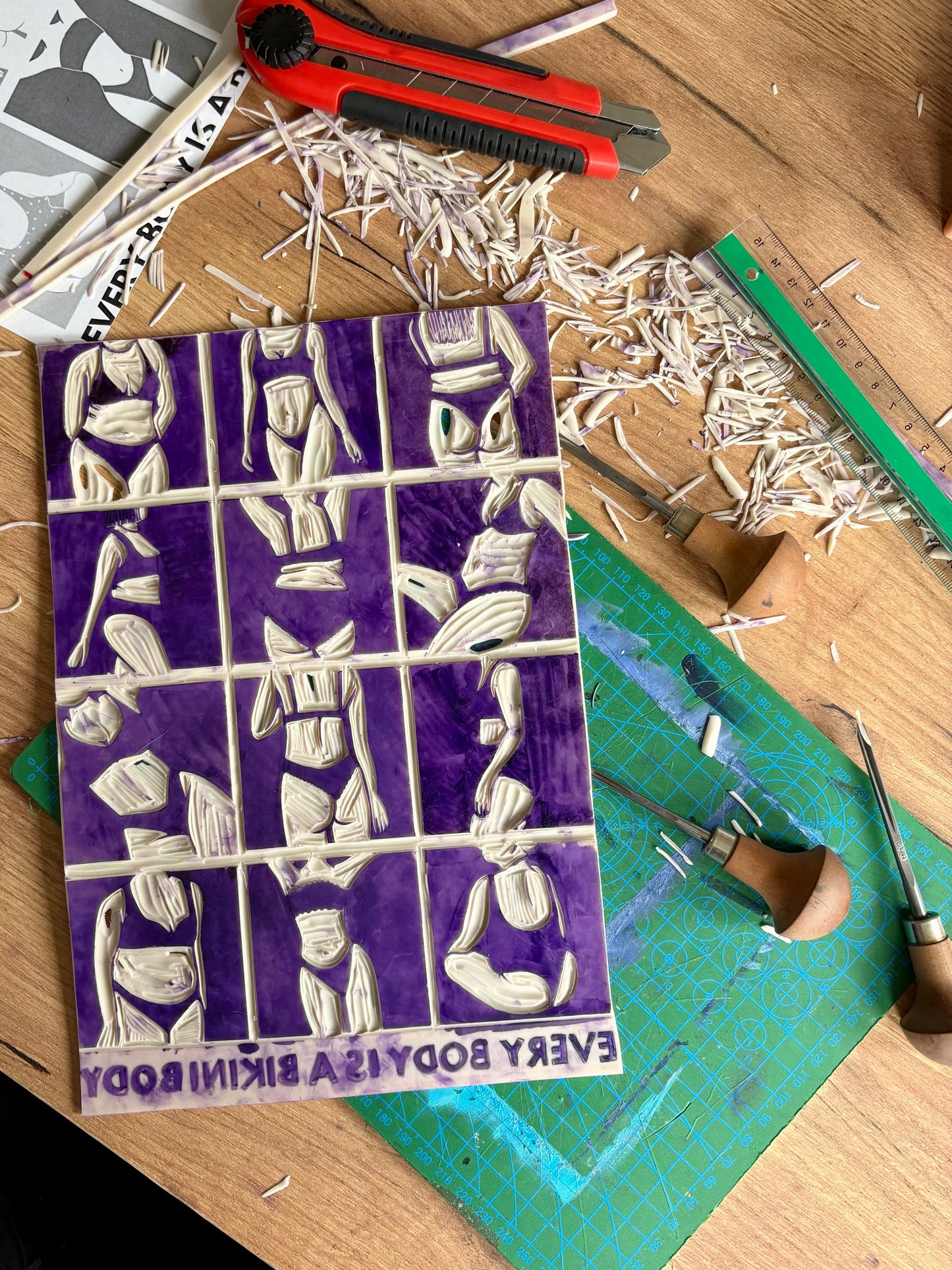 Bodies - håndlavet linoleumstryk (vælg farve)