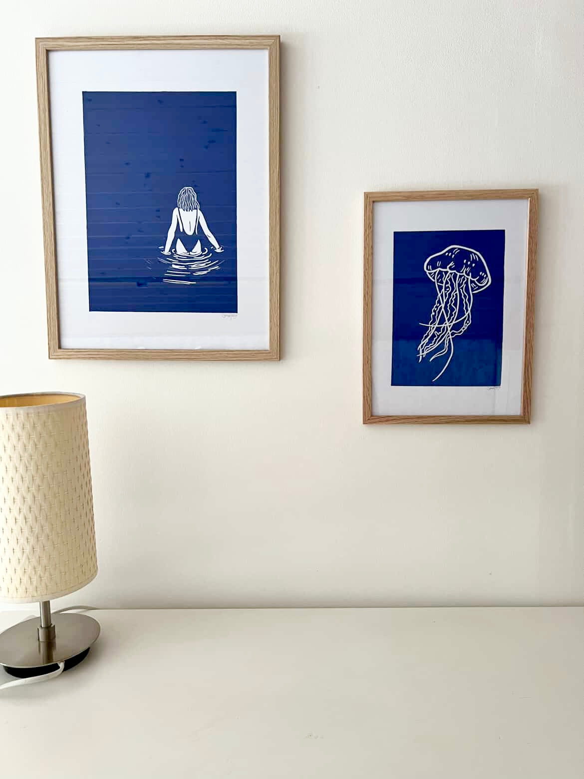 Badenymfe - håndlavet linoleumstryk (vælg farve)