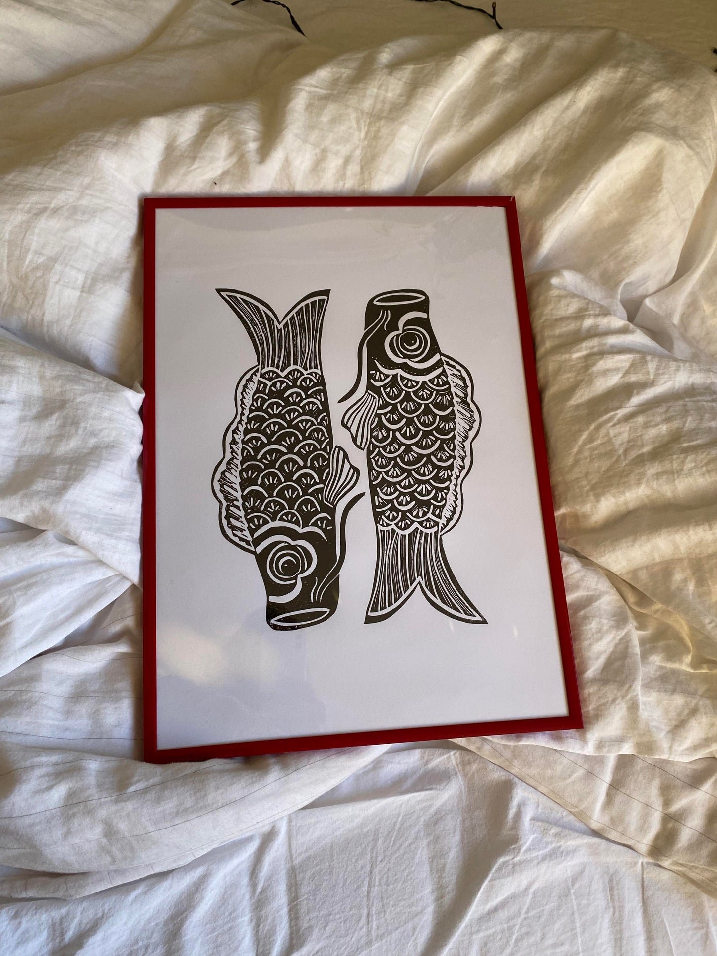 Koi fisk - håndlavet linoleumstryk (vælg farve)