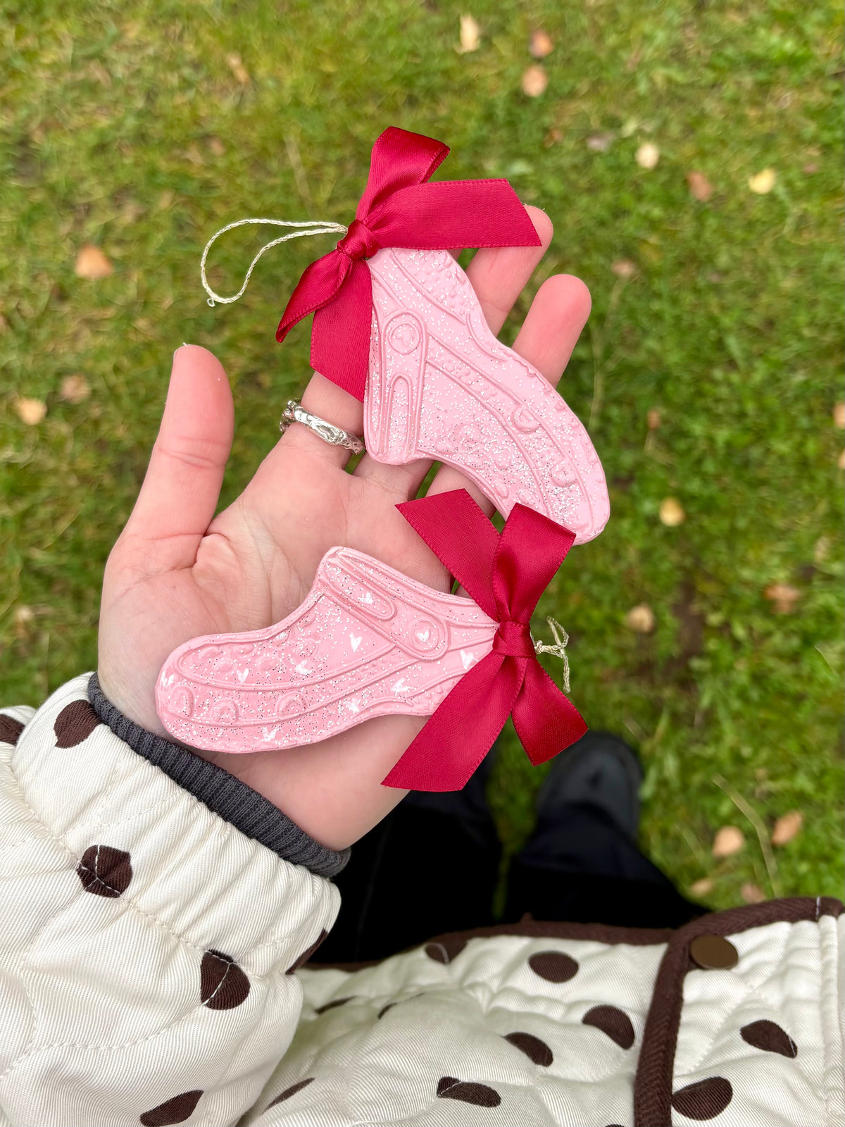 Lille pink CLÅGS med rød sløjfe