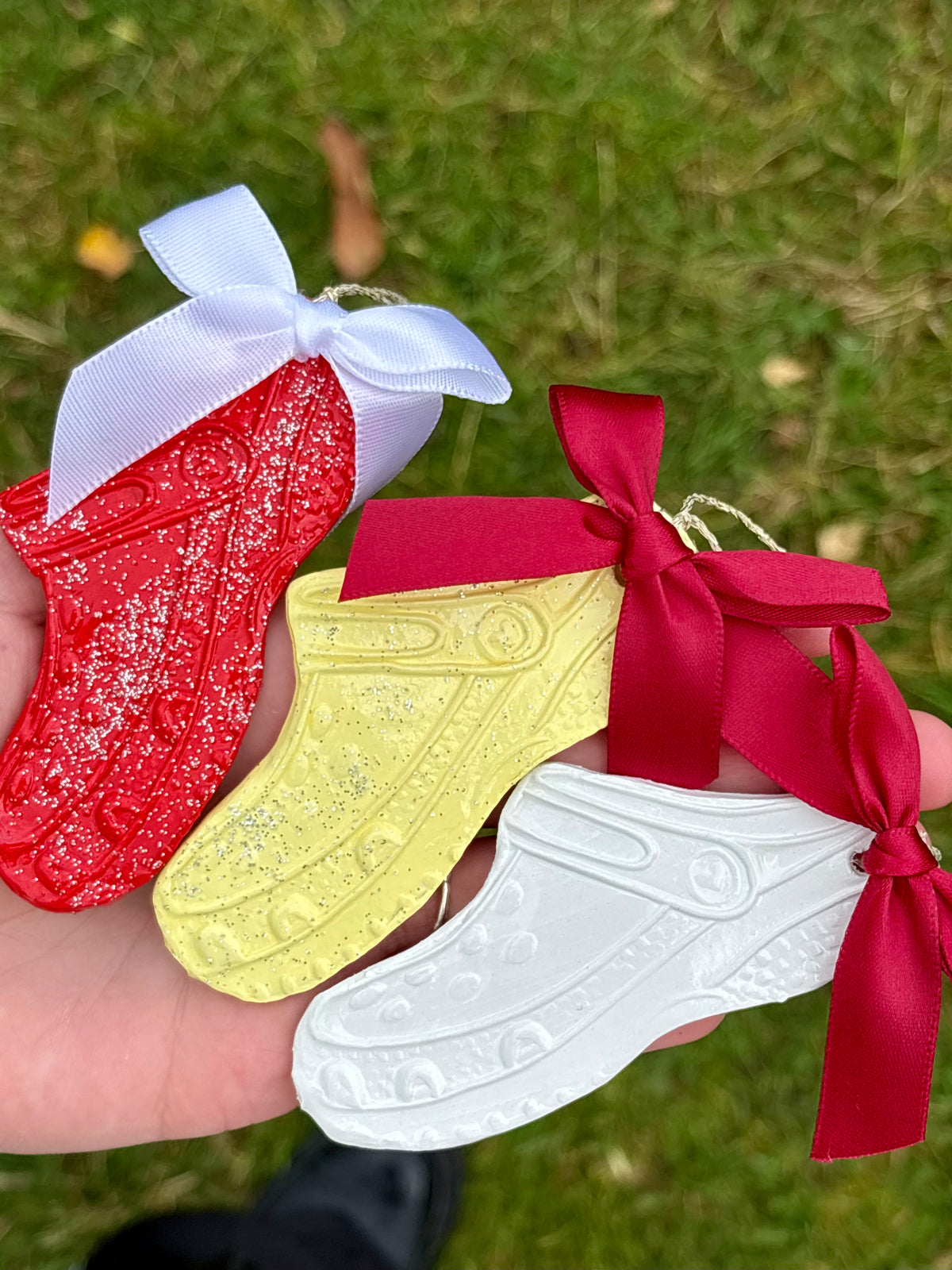 Lille hvid CLÅGS med sløjfe