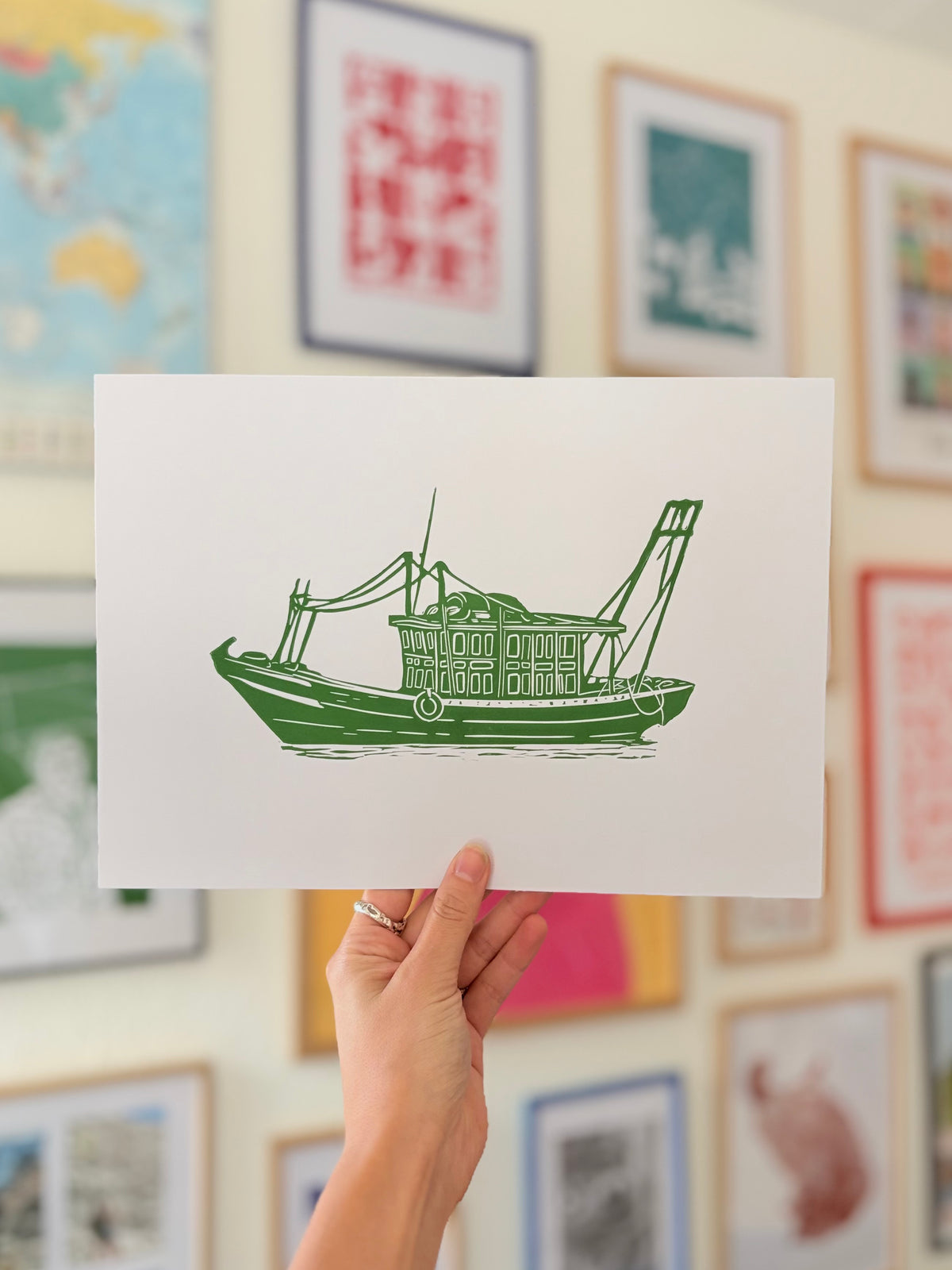 Fiskerbåd, Ha Long Bay - håndlavet linoleumstryk i A4 (vælg farve)