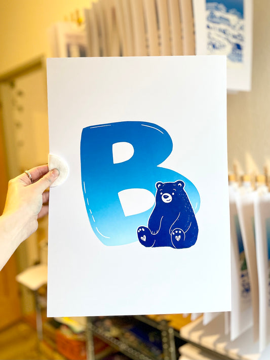 'B' bogstavsplakat - håndlavet linoleumstryk (vælg farve)